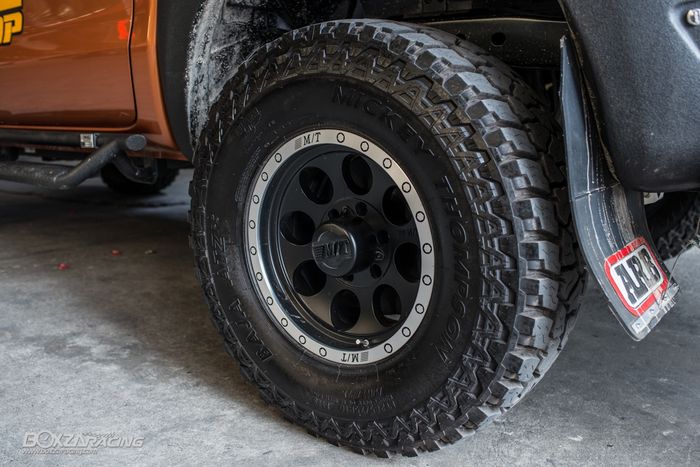 Pelek dan ban Mickey Thomson terpasang di modifikasi Ford Ranger