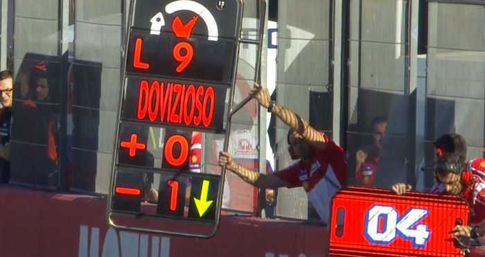 Contoh instruksi Tim Ducati kepada Jorge Lorenzo di MotoGP Valencia 2017 lewat pitboard