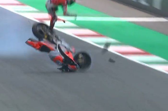 Michele Pirro terlempar dari motornya di FP2 MotoGP Italia 2018