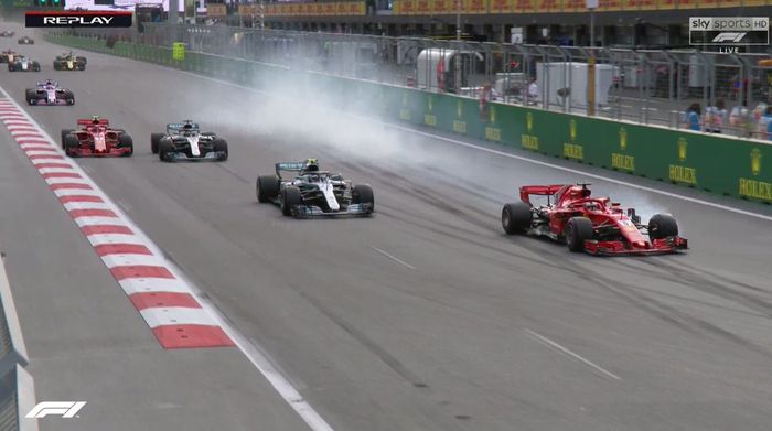 Lewis Hamilton berada di posisi ketiga, sebelum pembalap Ferrari Sebastian Vettel bablas saat coba menyusul Valtteri Bottas di tikungan pertama sirkuit Baku, Azerbaijan