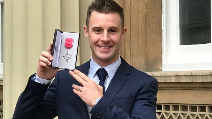 Jonathan Rea berfoto bersama lencana MBE yang didapatnya dari pangeran William