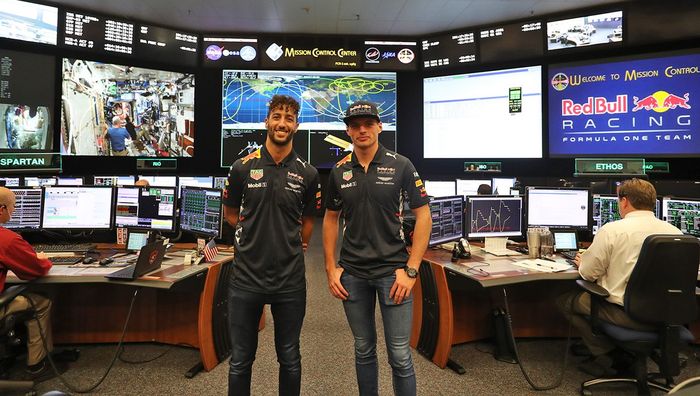 Daniel Ricciardo (kiri) takjub dengan fasilitas pusat ruang kontrol misi di NASA