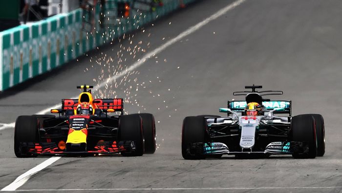 Max Verstappen terlibat duel sengit dengan Lewis Hamilton untuk memenangkan GP F1 Malaysia 2017