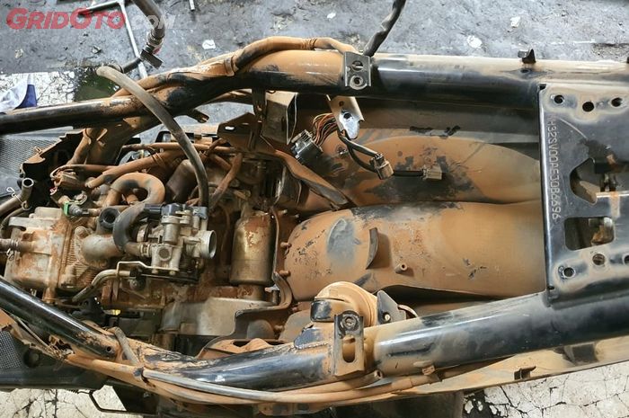 Mesin motor matic yang terendam banjir