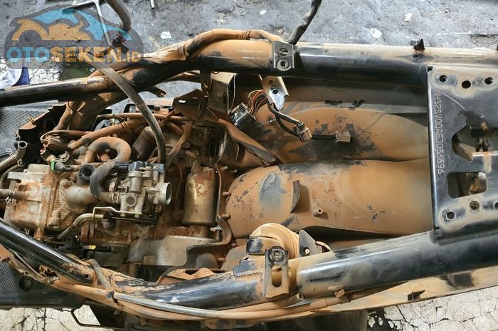 Mesin motor matic yang terendam banjir