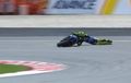 Detik-Detik Valentino Rossi Jatuh Di MotoGP Malaysia, Tak Ingin Lepas Motor!