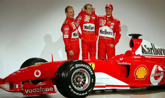 Rubens Barrichello (kiri) dan Michael Schumacher (kanan) pada acara peluncuran mobil F1 Ferrari menjelang musim balapan 2004