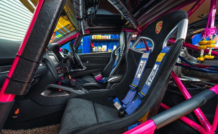 Tampilan kabin racing modifikasi VW Scirocco berkelir pink