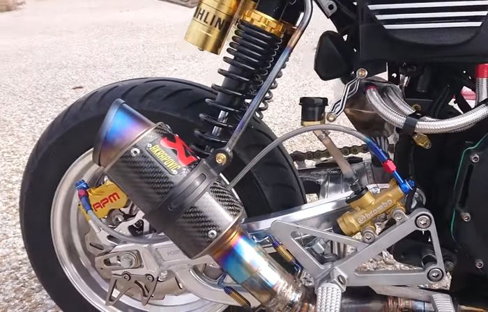 Knalpot diganti Akrapovic dan sok belakang Ohlins