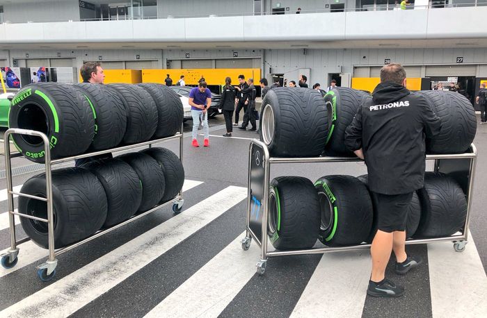 Tim F1 belum terlalu sibuk di sirkuit Suzuka, hanya mempersiapkan segala keperluan buat akhir pekan balapan