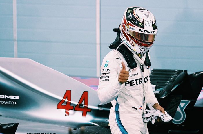 Pembalap tim Mercedes, Lewis Hamilton dengan nomor kebanggaannya #44 pada bagian penutup mesin mobil F1 2018