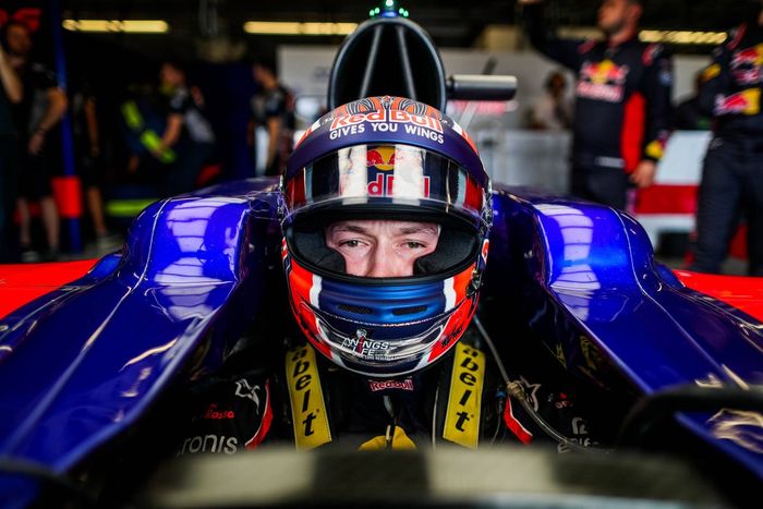 Mantan pembalap F1 tim Toro Rosso, Daniil Kvyat akan bertugas di simulator tim Ferrari