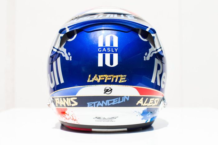 Bagian belakang helm Pierre Gasly juga dipenuhi tulisna nama pembakap F1 asal Prancis lainnya