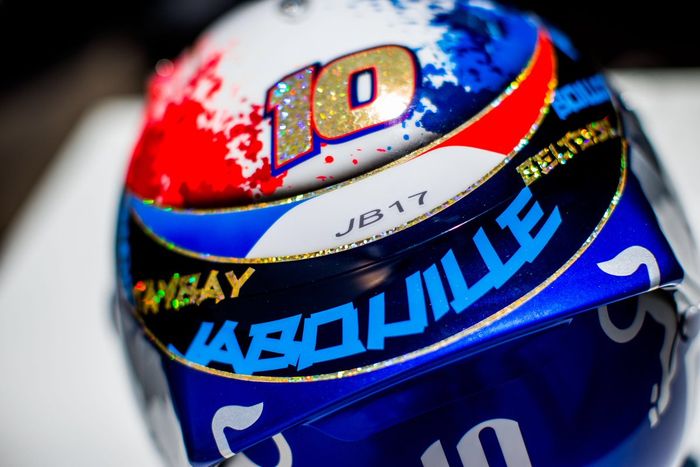 Penampakan helm Pierre Gasly pada bagian belakang atas, ada nomor mobil balapnya #10, inisial JB17, Tambay, Jabouille, Beltoise