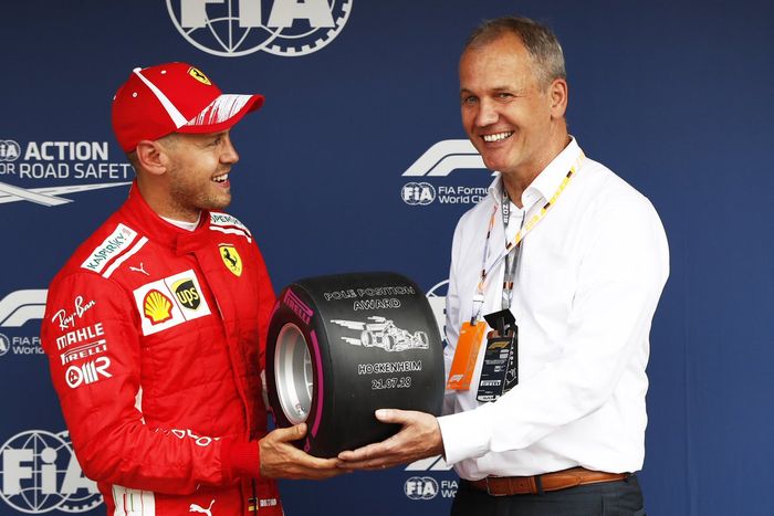 Sebastian Vettel mendapat trofi dari Pirelli setelah mencetak pole position GP F1 Jerman di sirkuit 