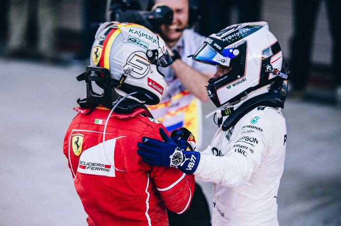Sebastian Vettel dan Valtteri Bottas di GP F1 Rusia 2017, tahun 2018 sarung tangan pembalap akan dilengkapi biometrik