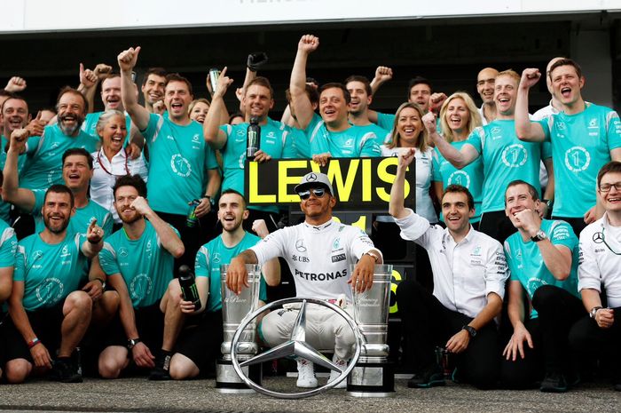 Tim Mercedes merayakan kemenangan Lewis Hamilton di GP F1 Jerman 2016