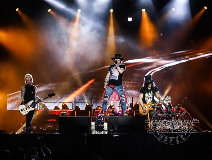 Duff McKagan, Axl Rose dan Slash dalam salah satu penampilan mereka di meksiko, sebelum menuju Indonesia