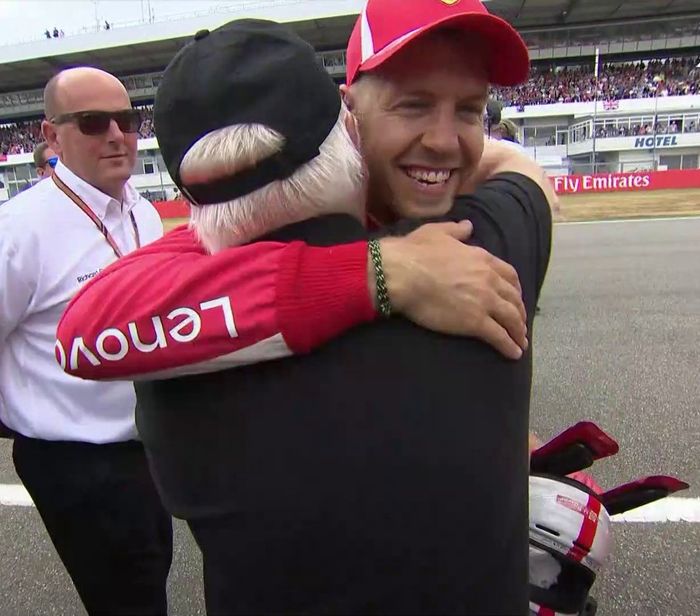 Mencetakpole position di sirkuit Hockenheim, Sebastian Vettel mendapat pelukan dari ayahnya, Norbert Vettel