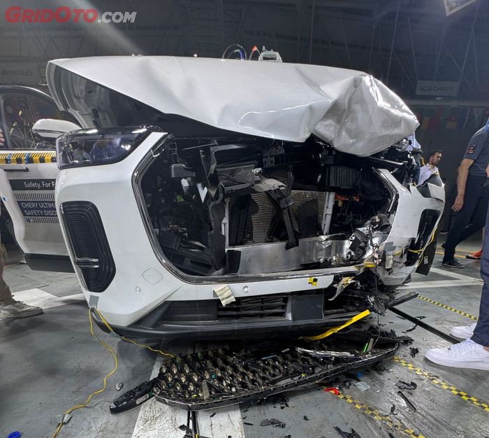 Bagian depan menjadi crumple zone yang efektif menyerap energi benturan