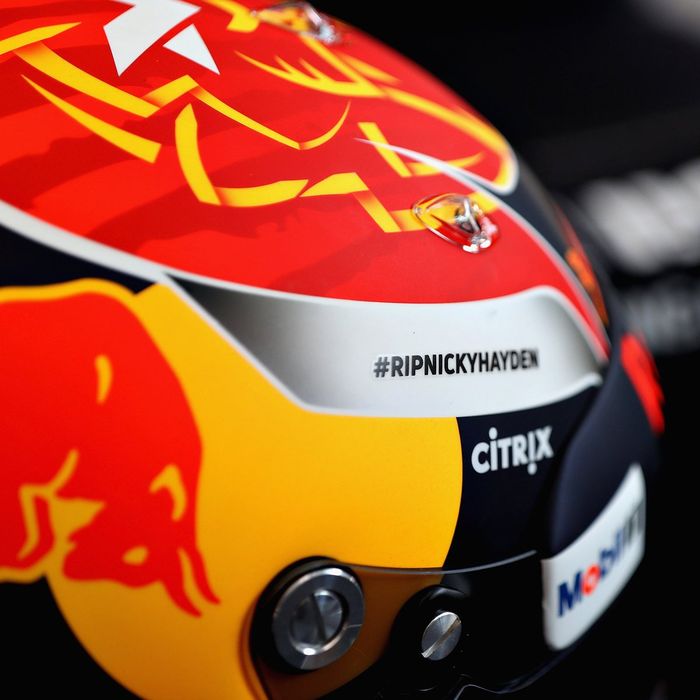 Helm pembalap F1 tim Red Bull di GP F1 Monako 2017 ada tagar bertuliskan #RIPNIKCYHYDEN