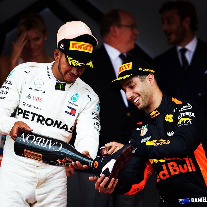 Lewis Hamilton mengaku ingin menang, tetapi tim menginginkannya menyelesaikan lomba dengan aman di F1 Monako