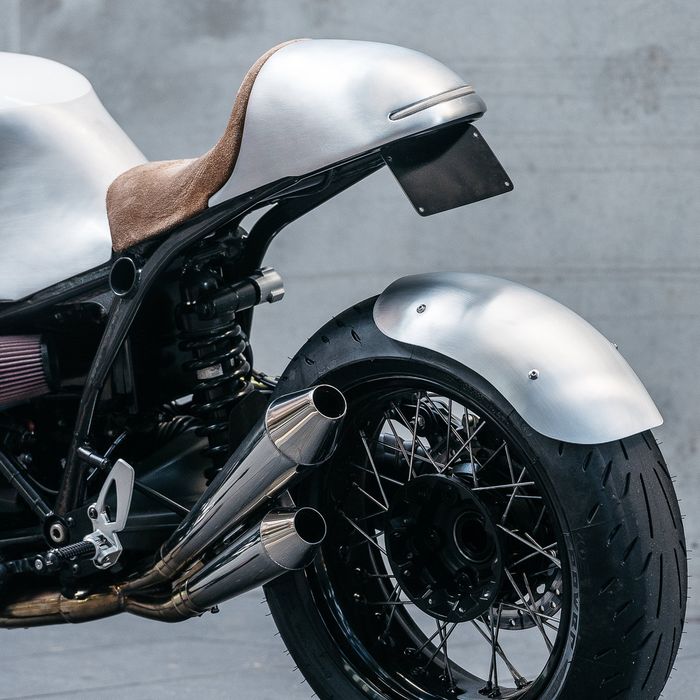 Hugger ban belakang yang terlihat selaras dengan bentuk bodi keseluruhan