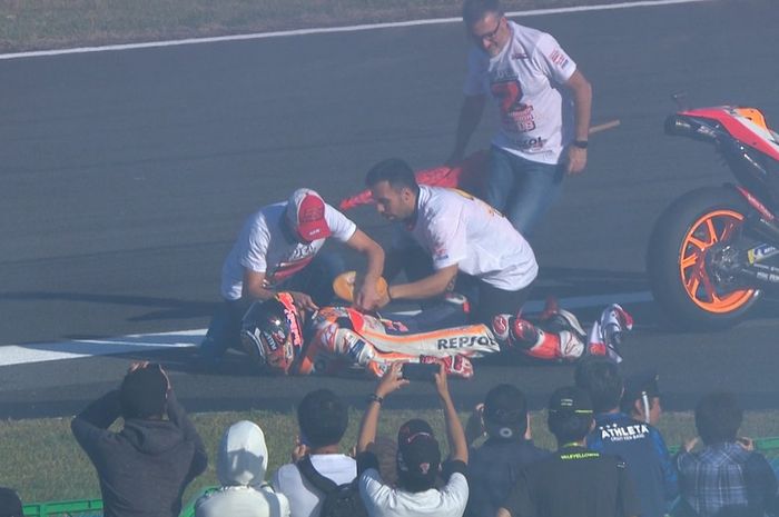Marc Marquez mengalami cidera bahu saat melakukan selebrasi di MotoGP Jepang 2018.