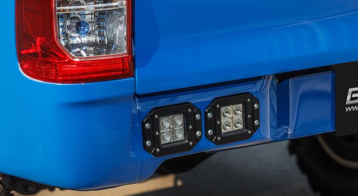 Tambahan LED di bumper belakang Toyota Hilux