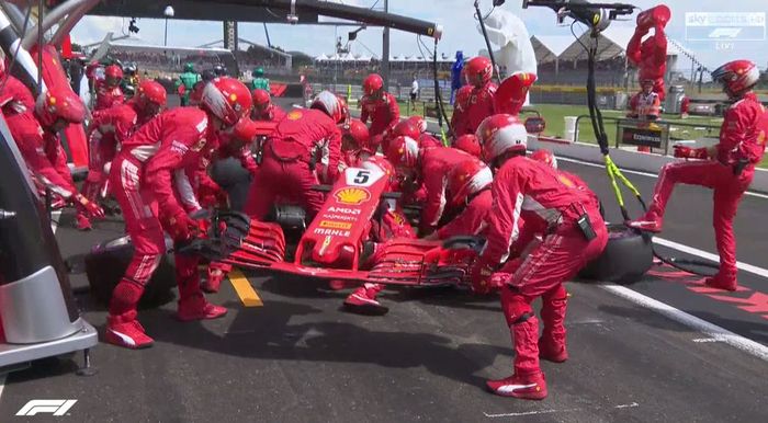 Sebastian Vettel masuk pit di akhir lap pertama untuk mengganti sayap depan mobilnya yang rusak