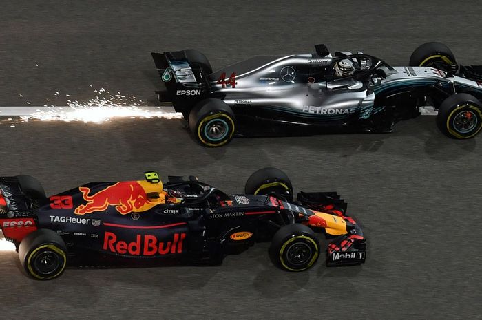 Max Verstappen merasa ada peluang untuk menyalip Lewis Hamilton, tetapi keduanya malah bersenggolan 