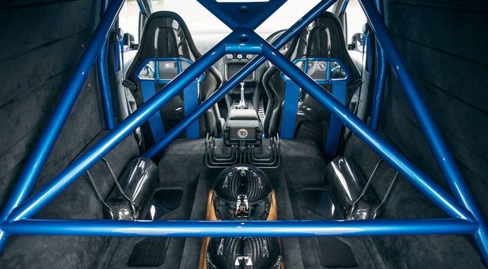 Kabin belakang VW Caddy dipenuhi dengan rollbar warna biru