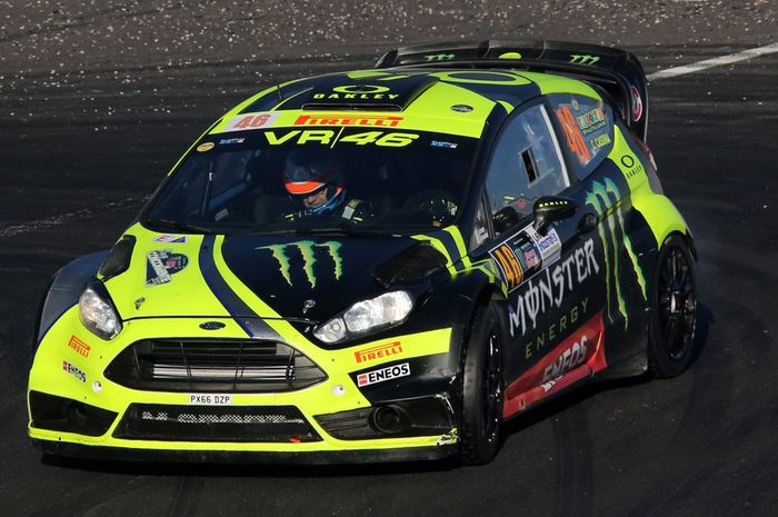 Valentino Rossi beraksi di Monza Rally Show 2017 mengemudikan mobil reli Ford Fiesta RS WRC