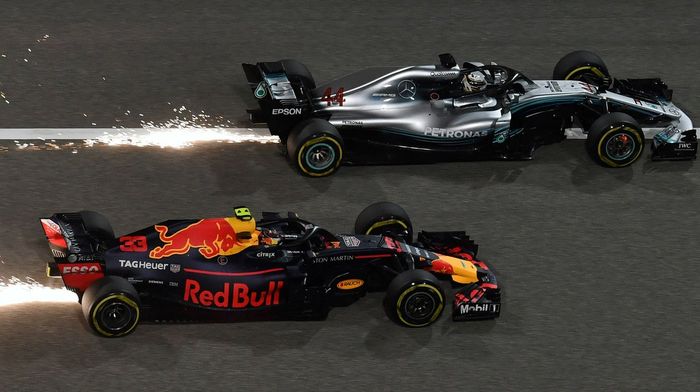 Max Verstappen berusaha menyusul Lewis Hamilton, tetapi berujung senggolan di jalur keluar tikungan 