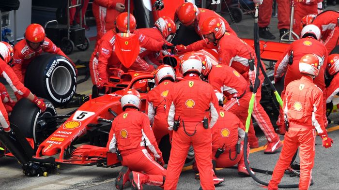 Sebastian Vettel harus memakai ban lebih banyak dari Mercedes pada balapan GP F1 Spanyol