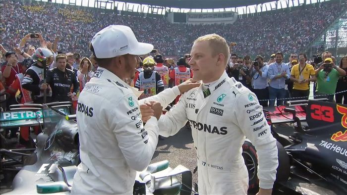 Valtteri Bottas (kanan), memberi ucapan selamat kepada rekan setimnya Lewis Hamilton yang tampil sebagai juara dunia 2017