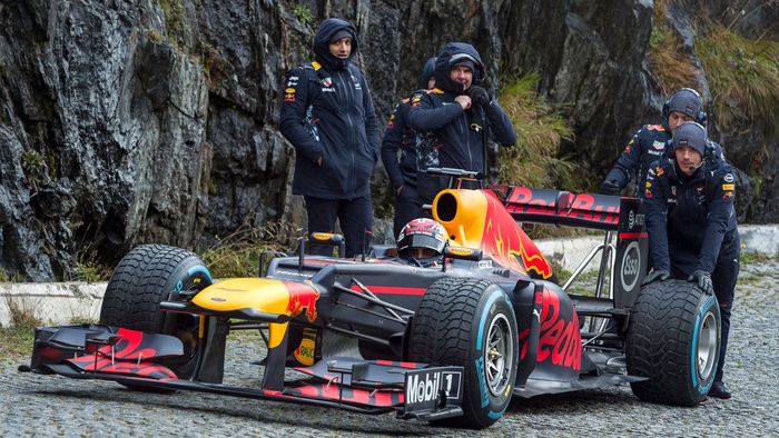 Sebastien Buemi sudah berada di kokpit mobil RB8 dan Kru tim Red Bull mempersiapkan mobilnya