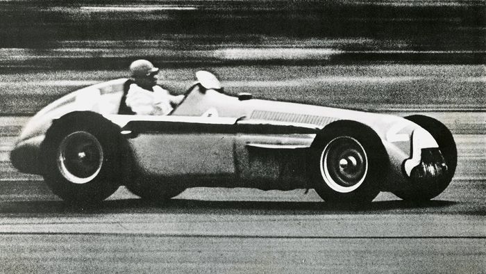 Juan Manuel Fangio meraih juara dunia F1 keduanya pada tahun 1951 menggunakan mobil Alfa Romeo Tipo 159