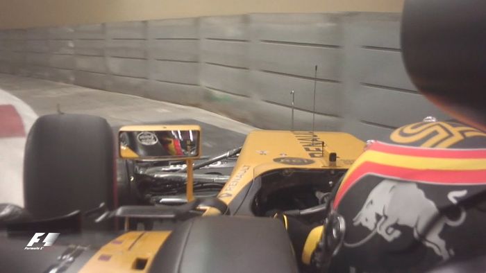 Carlos Sainz harus tersingkir lebih awal di GP F1 Abu Dhabi 2017, karena kru tim tidak memasang ban kiri depan dengan benar