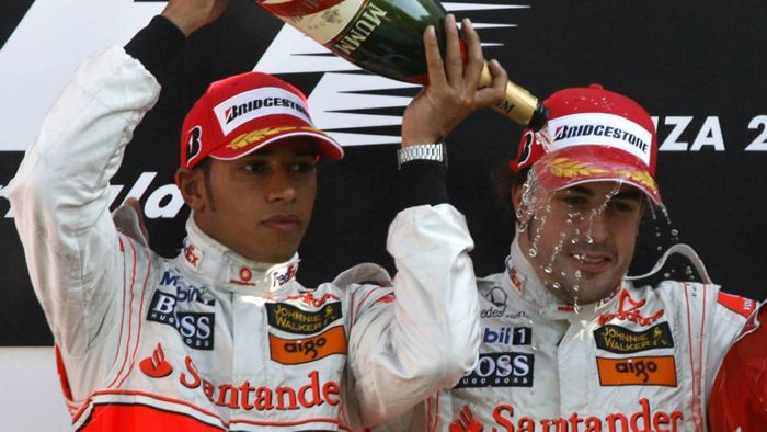 Teman tapi musuh dalam selimut. Lewis Hamilton dan Fernando saat jadi rekan satu tim di Mclaren 2007