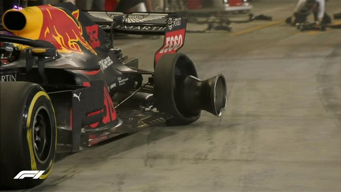 Ban kiri belakang mobil Red Bull milik Max Verstapen rusak setelah bersenggolan dengan Lewis Hamilton