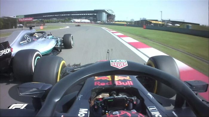 Max Verstappen yang coba melewati Lewis Hamilton, malah keluar trek saat memeprebutkan posisi ketiga di GP F1 China
