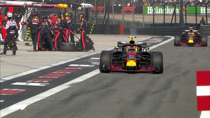 Di lap 31 dua pembalap tim Red Bull, Max Verstappen dan Daniel Ricciardo masuk pit bersamaan ketika safety car masuk trek karena banyak serpihan akibat tabrakan dua pembalap tim Toro Rosso