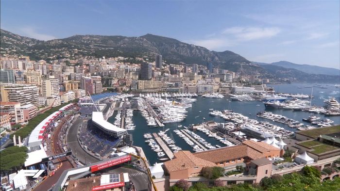 Sirkuit jalan raya Monako di Monte Carlo ini membuat pembalap papan atas frustrasi karena enggak bisa mengembangkan keepatan untuk melakukan aksi salip-menyalip