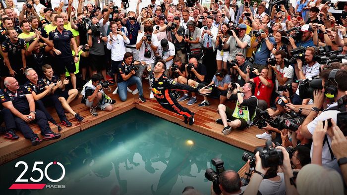Tim Red Bull sering merayakan kemenangan di Monako dengan ramai-ramai menceburkan diri di kolam renang dekat sirkuit