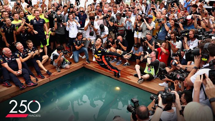 Tim Red Bull sering merayakan kemenangan di Monako dengan ramai-ramai menceburkan diri di kolam renang dekat sirkuit
