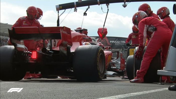 Di lap 41, Sebastian Vettel jalani penalti 5 detik atas insiden menabrak Valtteri Bottas, sekaligus ganti ban