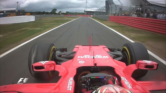 Kimi Raikkonen masuk pit setelah ban depan kiri mobilnya meletus karena sudah aus menjelang finish GP F1 Inggris 2017