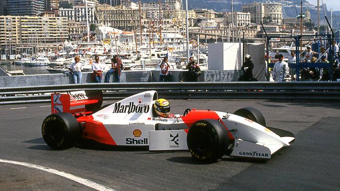 Ayrton Senna memiliki rekor lima kali menang berturut-turut, yaitu di GP F1 Monako
