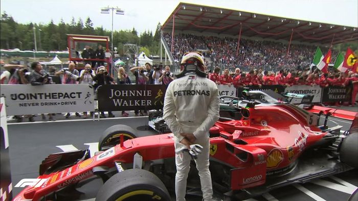 Lewis Hamilton mengamati mobil Ferrai milik Sebastian Vettel setelah finish di GP F1 Belgia